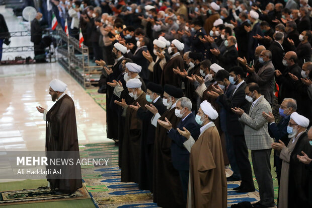 نماز جمعه ۲۲ بهمن به امامت حجت الاسلام محمدجواد حاج‌علی‌اکبری امام جمعه موقت تهران و سخنرانی حجت الاسلام سید ابرهیم رئیسی رئیس جمهور در مصلی بزرگ تهران برگزار شد