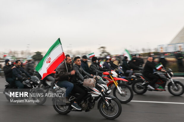 مراسم راهپیمایی چهل و سومین سالروز پیروزی انقلاب اسلامی در تهران به‌صورت خودرویی و موتوری برگزار شد