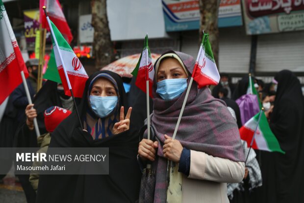 صحنه هایی از حضور مردم بیرجند قبل از شروع راهپیمایی ۲۲ بهمن