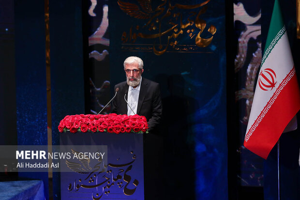 مسعود نقاش زاده دبیر چهلمین جشنواره فیلم فجر در حال سخنرانی در مراسم اختتامیه در برج میلاد تهران است