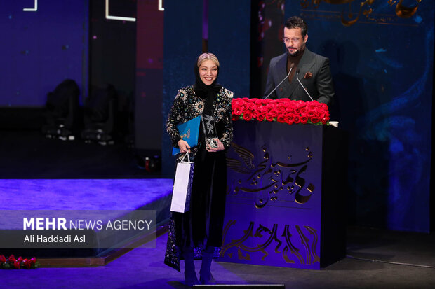 صدف اسپهبدی موفق به دریافت سیمرغ بلورین بهترین نقش مکمل زن برای بازی در فیلم علفزار در مراسم اختتامیه چهلمین جشنواره فیلم فجر شد