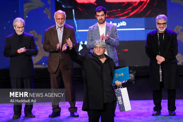 نادر سلیمانی بازیگر فیلم ضد موفق به دریافت سیمرغ بلورین بهترین نقش مکمل مرد در مراسم اختتامیه چهلمین جشنواره فیلم فجر شد