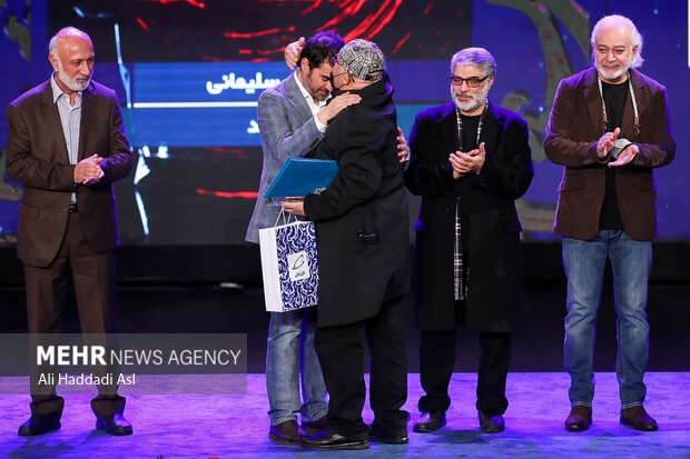 نادر سلیمانی بازیگر فیلم ضد موفق به دریافت سیمرغ بلورین بهترین نقش مکمل مرد در مراسم اختتامیه چهلمین جشنواره فیلم فجر شد