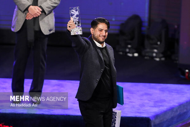  کاظم دانشی برای فیلم سینمایی علفزار موفق به دریافت سیمرغ بلورین بهترین فیلمنامه در چهلمین جشنواره فیم فجر شد