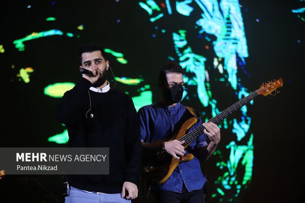 علی یاسینی خواننده در حال اجرای قطعاتی در   سومین شب  سی و هفتمین جشنواره موسیقی فجر است