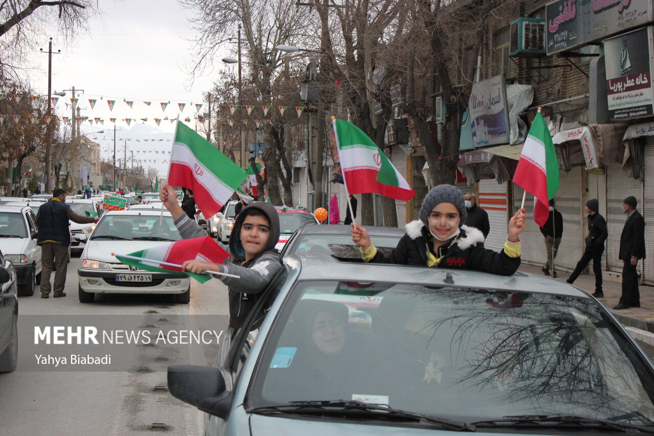 اهتزاز پرچم ایران توسط نسل سوم و چهارم انقلاب