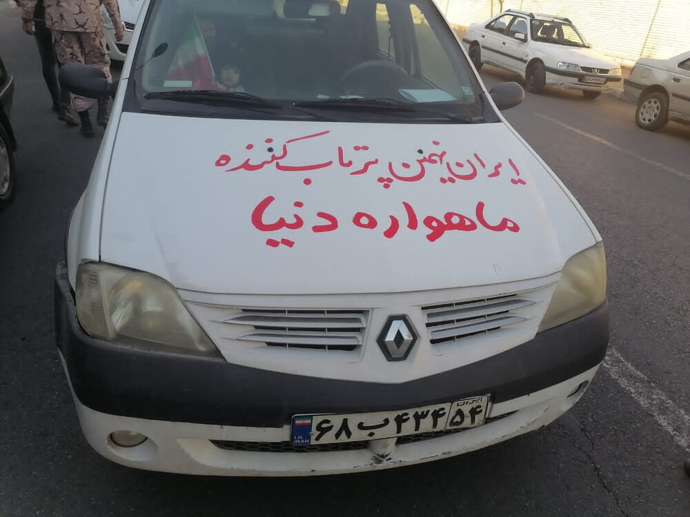 خوشنویسی بر روی خودروها در راهپیمایی ۲۲ بهمن در یزد