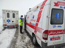 نجات جان مادر باردار دهگلانی گرفتار در برف توسط نیروهای امدادی