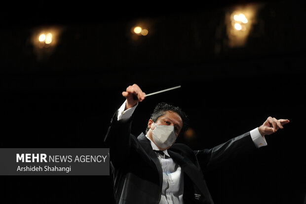 اجرای ویژه شهید سلیمانی توسط  ارکسترسمفونیک سازمان صدا وسیما در  سومین شب جشنواره موسیقی فجر در تالار وحدت برگزار شد