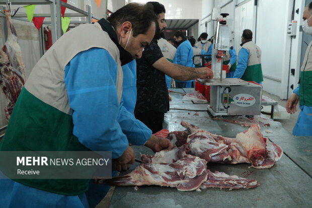 هزار و ۲۰۰ بسته گوشت نذری در بین نیازمندان کردستانی توزیع شد