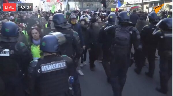 مردم فرانسه در پاریس تظاهرات کردند/ حضور گسترده نیروهای امنیتی