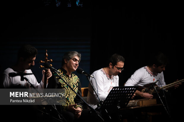 در چهارمین شب از سی و هفتمین جشنواره موسیقی فجر کنسرت گروه نوای سیمره  در فرهنگسرای ارسباران برگزار شد
