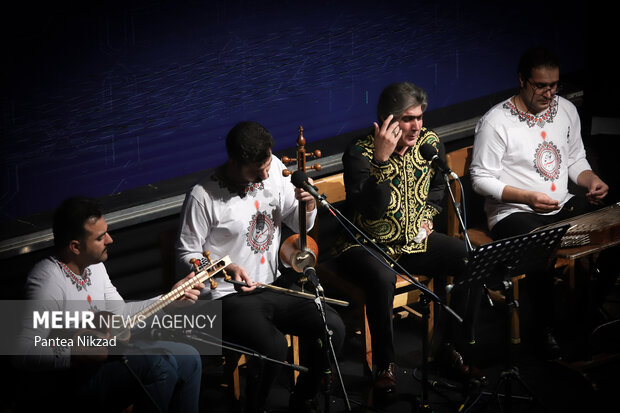 در چهارمین شب از سی و هفتمین جشنواره موسیقی فجر کنسرت گروه نوای سیمره در فرهنگسرای ارسباران برگزار شد