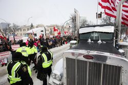 پلیس کانادا با ماشین زرهی معترضان را بازداشت کرد