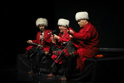 اجرای گروه های اقوام محلی در پنجمین شب از جشنواره موسیقی فجر