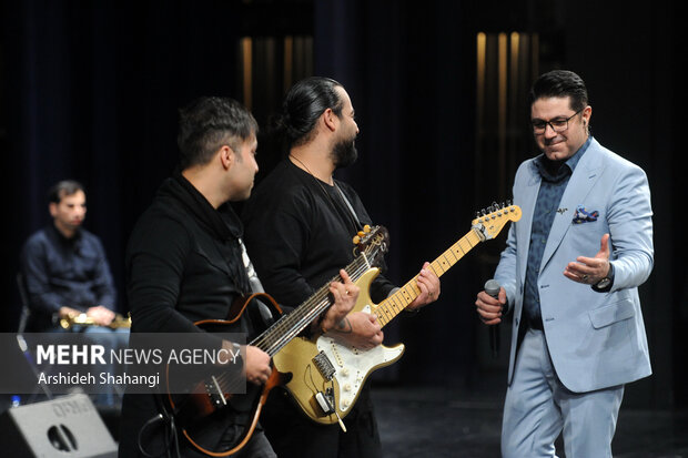 چهارمین شب جشنواره موسیقی فجر کنسرت حجت اشرف زاده در تالار وحدت برگزار شد