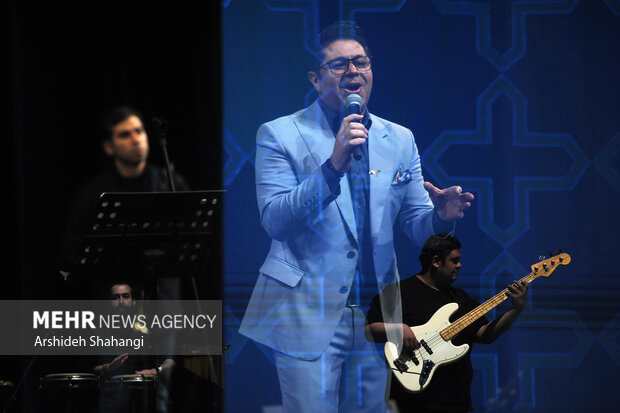 حجت اشرف زاده  خواننده در حال اجرای قطعاتی در چهارمین شب از سی و هفتمین جشنواره موسیقی فجر است