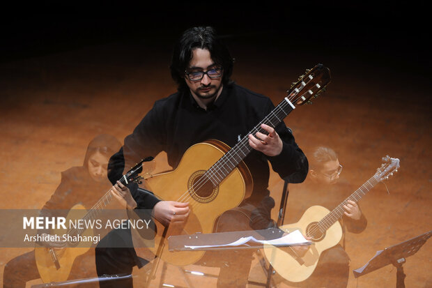 در چهارمین  شب سی و هفتمین جشنواره موسیقی فجر اجرای تریوگیتار در تالار رودگی برگزار شد