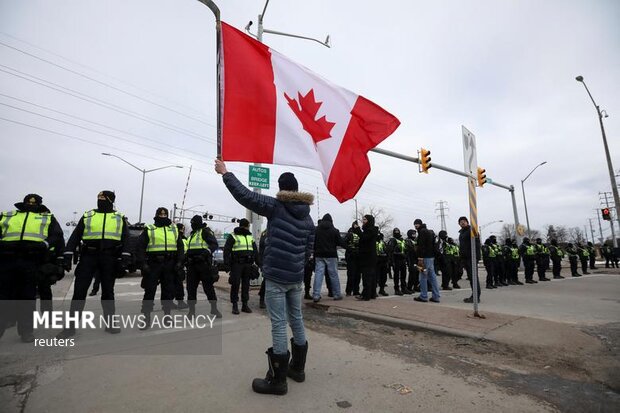 تقابل پلیس <a href='https://sayeb.ir/tag/%da%a9%d8%a7%d9%86%d8%a7%d8%af%d8%a7'>کانادا</a> با معترضان علیه محدودیت‌های کرونا