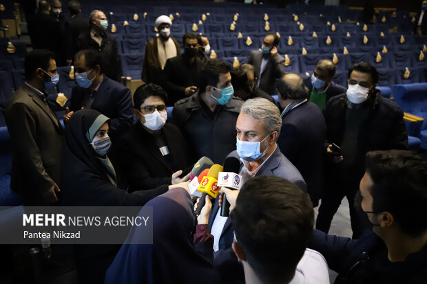 سیدرضا فاطمی‌امین وزیر صنعت، معدن و تجارت در پایان جشن ۱۰ سالگی تولید نوشت افزار ایرانی اسلامی در حال مصاحبه با خبرنگاران است