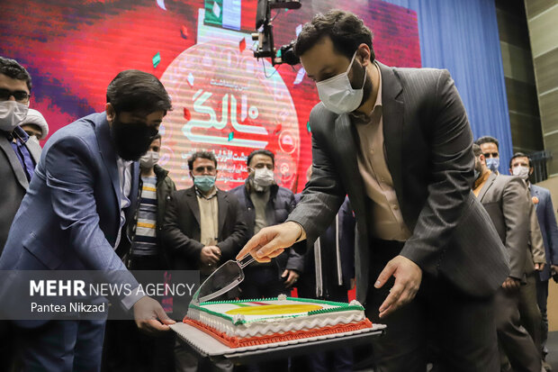 فعالین عرصه تولید نوشت افزار ایرانی اسلامی در حال برش کیک تولد ۱۰ سالگی تولید محصولات نوشت افزار ایرانی هستند
