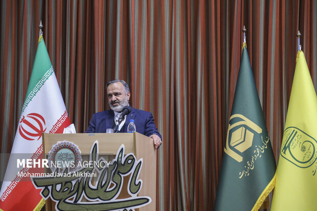 علی رضا رشیدیان رئیس پیشین سازمان حج و زیارت در حال سخنرانی در مراسم تودیع و معارفه رئیس سازمان حج و زیارت است