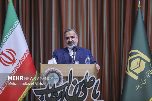 علی رضا رشیدیان رئیس پیشین سازمان حج و زیارت در حال سخنرانی در مراسم تودیع و معارفه رئیس سازمان حج و زیارت است