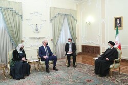 الرئيس الايراني: يجب رفع العقوبات واحترام حقوق الشعب الايراني