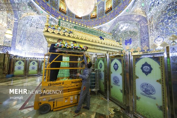 Decorating Imam Ali (PBUH) holy shrine with flowers
