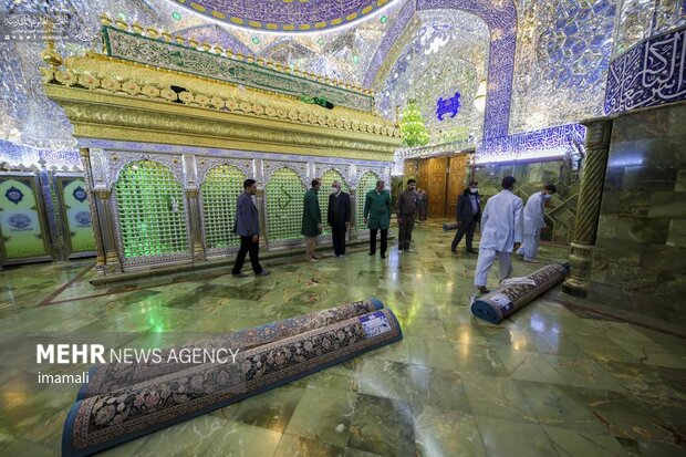 Decorating Imam Ali (PBUH) holy shrine with flowers
