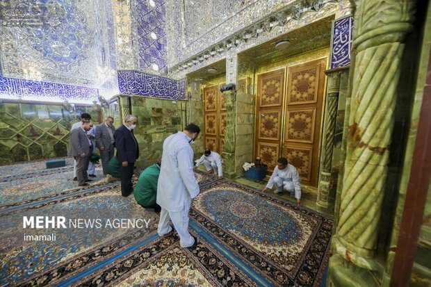 Decorating Imam Ali (PBUH) holy shrine with flowers
