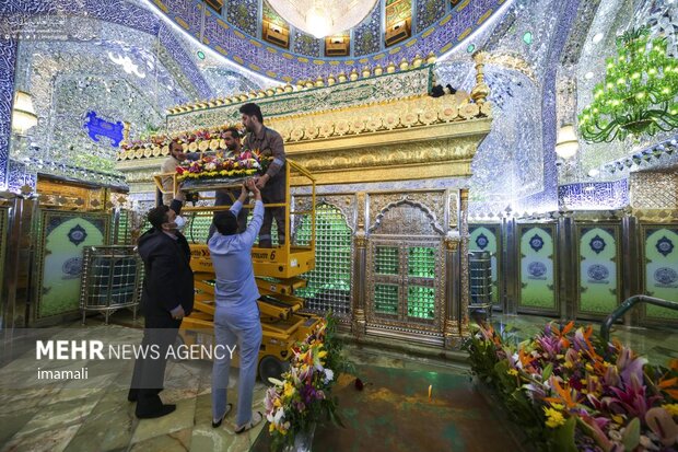 Decorating Imam Ali (PBUH) holy shrine with flowers
