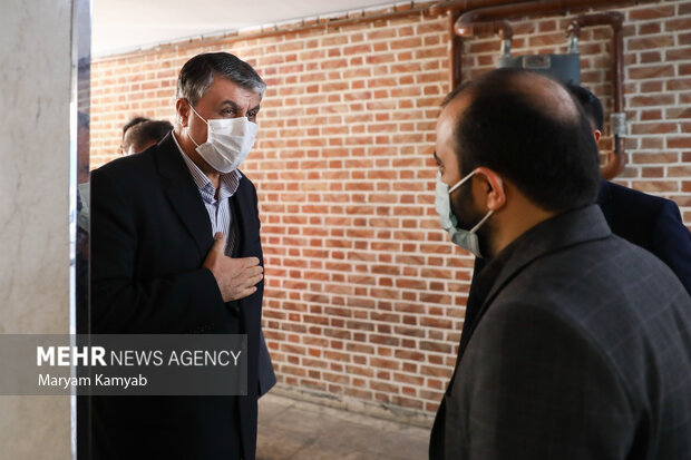  محمد اسلامی رئیس سازمان انرژی اتمی در حال ورود به ساختمان خبرگزاری مهر است