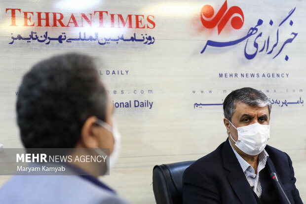 محمد اسلامی رئیس سازمان انرژی اتمی در حال پاسخگویی به سوالات خبرنگار خبرگزاری مهر است