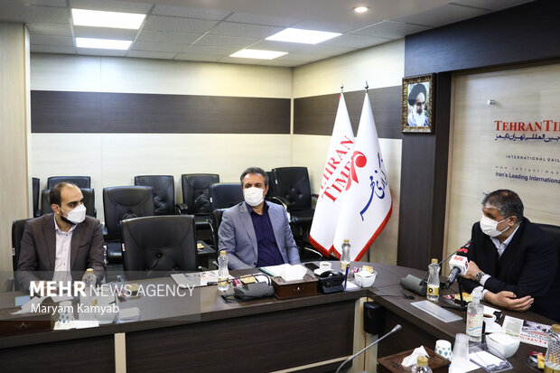 خبرنگار خبرگزاری مهر در حال طرح پرسش از محمد اسلامی رئیس سازمان انرژی اتمی است