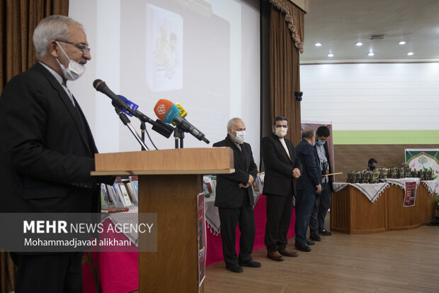 محمد مهدی اسماعیلی وزیر فرهنگ و ارشاد اسلامی و سردار محمد علی آسودی در مراسم اختتامیه جشنواره کتاب سال پاسداران اهل قلم حضور دارند