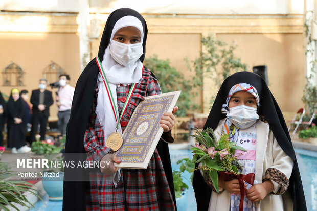 از برگزیدگان مسابقات دارالقرآن امام علی (ع) در گروه سنی کودکان در مراسم اختتامیه این مسابقات تقدیر شد