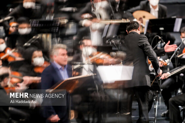 ارکستر ملی به رهبری بردیا کیارس در تالار وحدت روی صحنه رفت