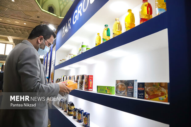 تولیدکنندگان محصولات خود را در اولین نمایشگاه دستاوردها و توانمندی های جهادی به نمایش گذاشته اند