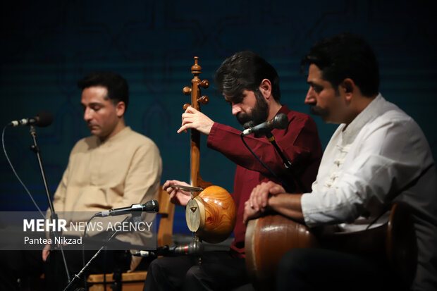 گروه‌ همیشه لحظه باران در حال اجرای قطعاتی در هفتمین شب از سی و هفتمین جشنواره موسیقی فجر در فرهنگسرای ارسباران است