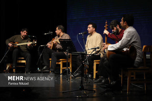 گروه‌ همیشه لحظه باران در حال اجرای قطعاتی در هفتمین شب از سی و هفتمین جشنواره موسیقی فجر در فرهنگسرای ارسباران است
