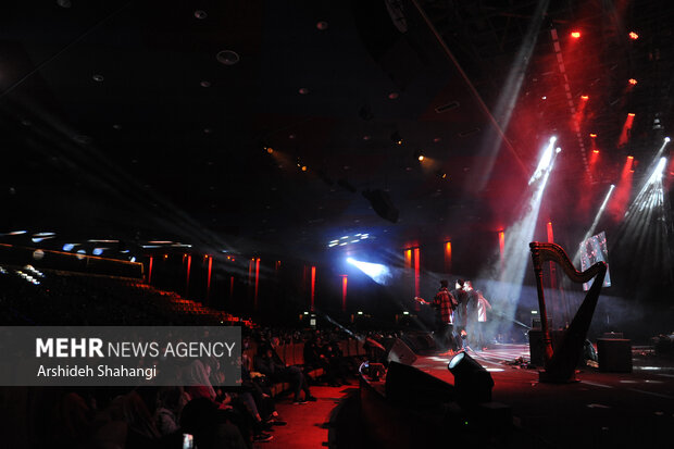 کنسرت آرش و مسیح در هفتمین شب جشنواره موسیقی فجر امشب در سالن میلاد نمایشگاه بین المللی تهران برگزار شد