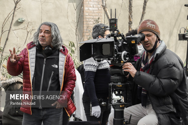 حسن لفافیان کارگردان سریال حکم رشد در محل ضبط این فیلم حضور دارد