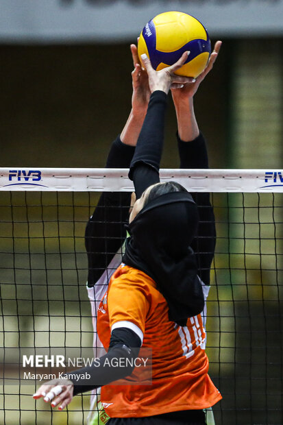 بازیکن تیم والیبال سایپا در حال زدن ضربه به توپ در دیدار برابر تیم باریج اسانس است