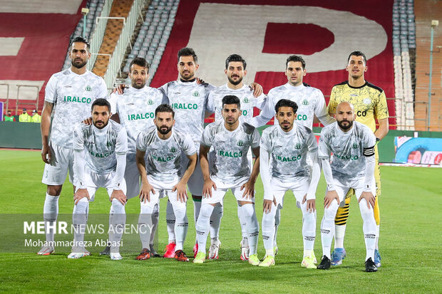 بازیکنان تیم فوتبال آلومینیوم اراک در حال گرفتن عکس یادگاری پیش از دیدار تیم های فوتبال پرسپولیس تهران و  آلومینیوم اراک هستند