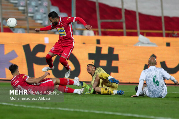 دیدار تیم های فوتبال پرسپولیس تهران و  آلومینیوم اراک در هفته هجدهم لیگ برتر باشگاههای کشور با نتیجه دو بر صفر به سود تیم فوتبال پرسپولیس تهران به پایان رسید