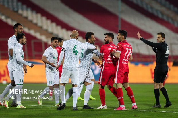 بازیکنان دو تیم فوتبال پرسپولیس تهران و آلومینیوم اراک در دقایق پایانی مسابقه با یکدیگر در گیر شدند 