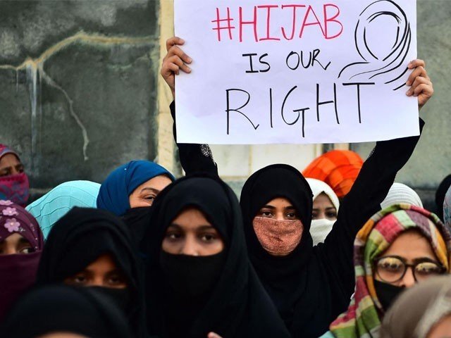 بھارتی ریاست کرناٹک میں مسلمان خاتون لکچرار نے حجاب اتارنے کے بجائے استعفی دیدیا