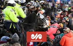 رد شدن پلیس کانادا با اسب از روی معترضین