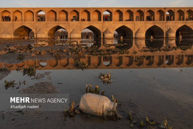 Water reflows into dried-up Zayanderud